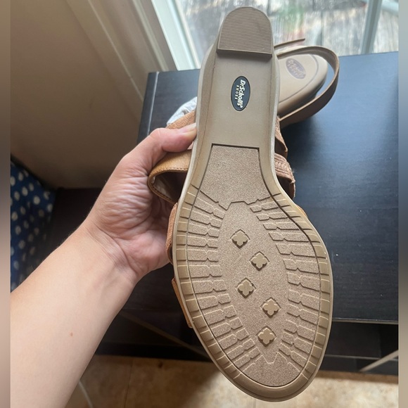 Tan low wedge Dr Scholl’s sandals NWOT - Picture 8 of 10